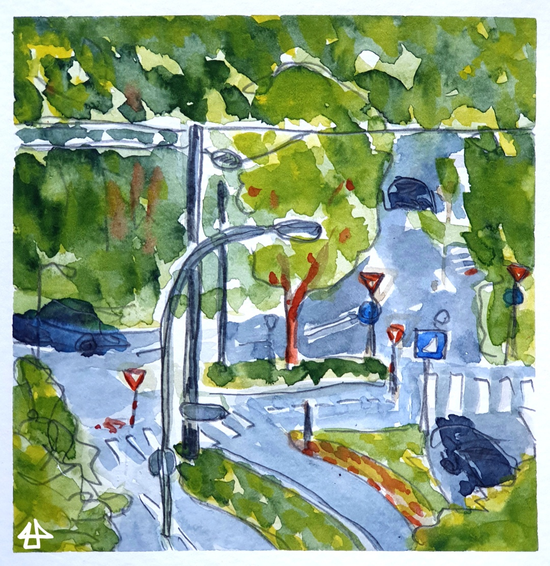 Aquarellierte Buntstiftzeichnung, Blick von oben auf ein Viertel eines Kreisverkehrs, Strassenlaternen und hohe Bäume auf der Verkehrsinsel in der Mitte, somit ist die andere Seite nicht zu sehen. Viele Verkehrsschilder und Zebrastreifen auf der Zu- und Abfahrt.