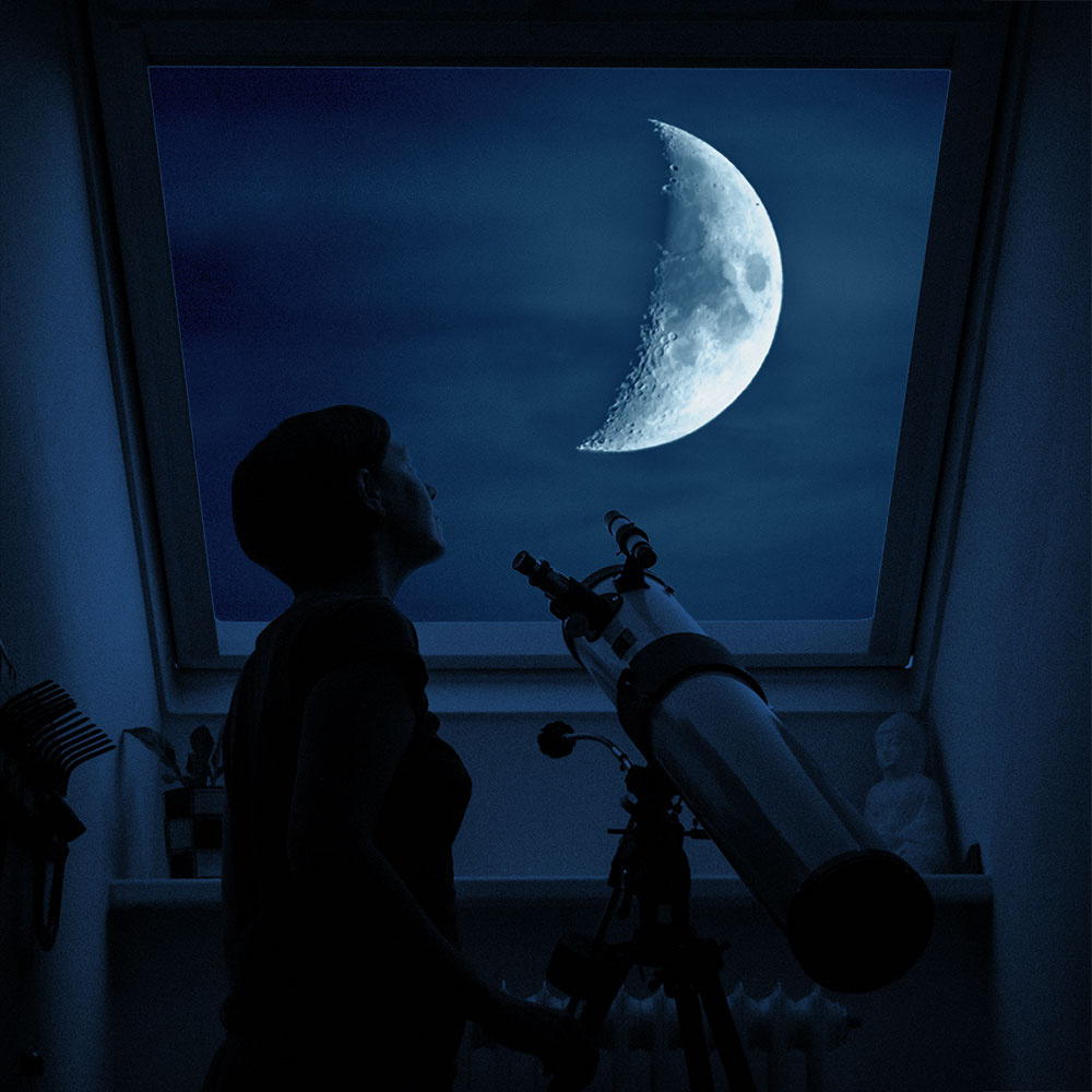 Eine Frau steht nachts bei ausgeschaltetem Licht mit ihrem Teleskop an einem Dachfenster und schaut in den Sternenhimmel. Man sieht durch das Fenster einen riesigen Halbmond. Das gesamte Bild ist recht dunkel und in blautönen gehalten.
