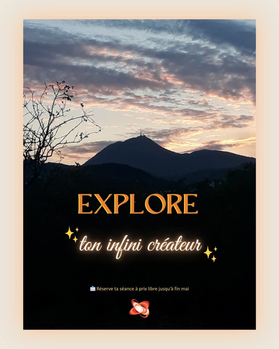 Photo au coucher de soleil du Puy de Dôme qui se découpe en ombre chinoise sur l'horizon, accompagnée du texte "Explore ton infini créateur"