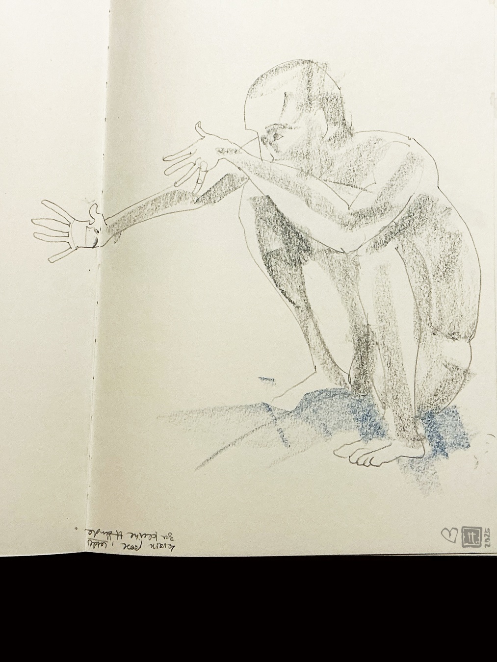 lukas hockt und betrachtet etwas fokusiert durch seine hände