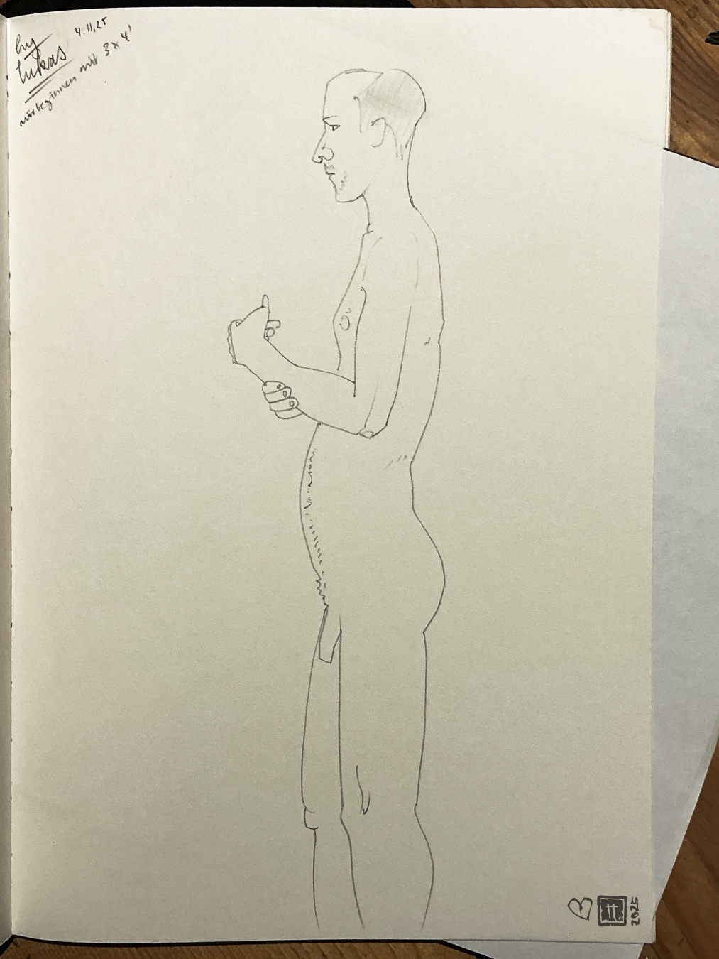 lukas steht und hält seinen arm