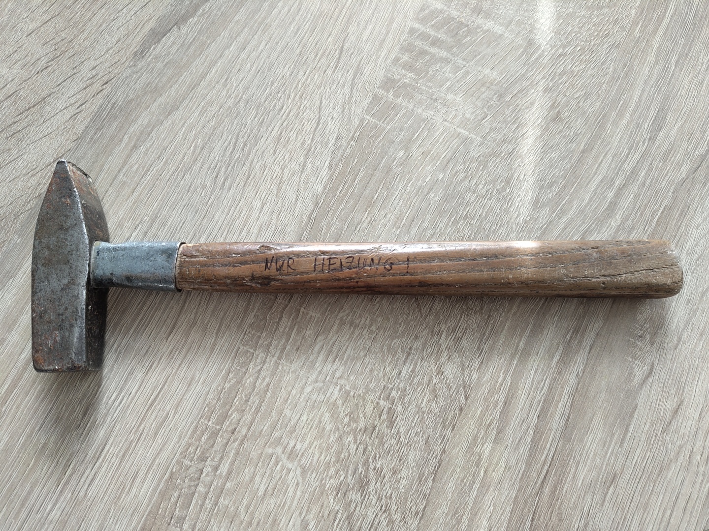 ein Foto von einem Hammer mit der Aufschrift nur Heizung